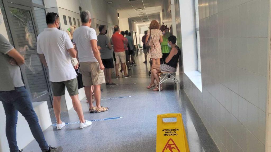 Las largas colas en el Centro de Salud de El Cabo ayer por la mañana.