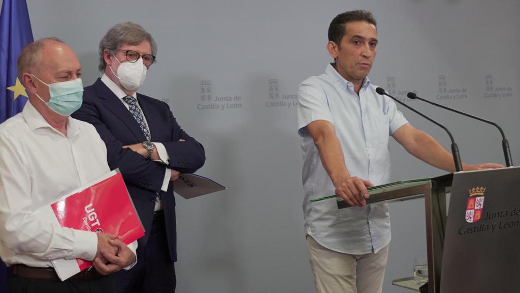 Los secretarios generales de CCOO y UGT Castilla y León, Vicente Andrés y Faustino Temprano, junto al presidente de CECALE, Santiago Aparicio, al finalizar la ruedae prensa posterior al Consejo de Diálogo Social