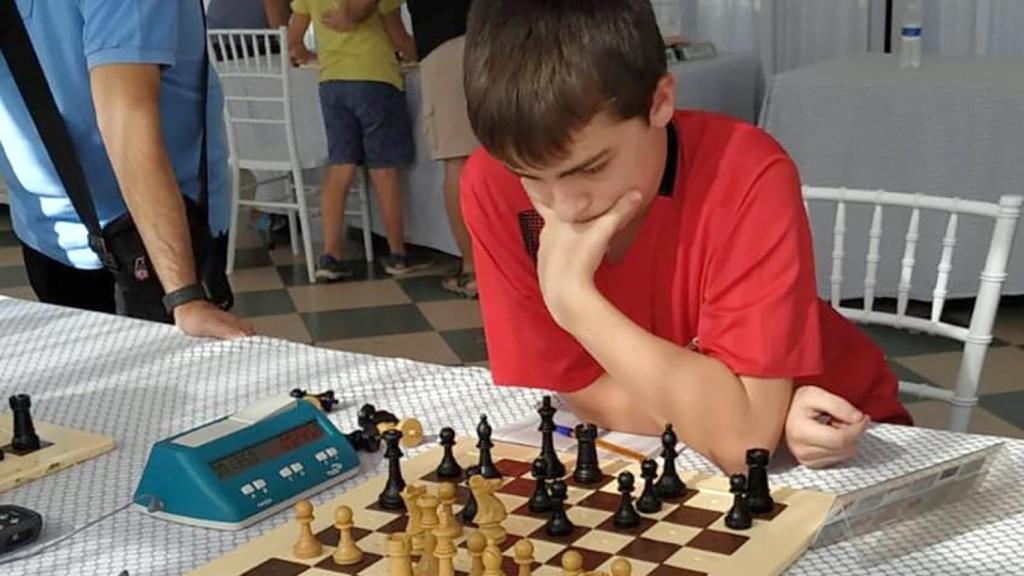 El joven leonés Aarón San Juan, ajedrecista con discapacidad visual,