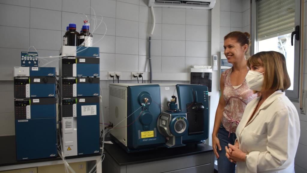 La delegada territorial, Clara San Damián, durante su visita al Laboratorio de Salud Pública del Servicio Territorial de Sanidad de Zamora