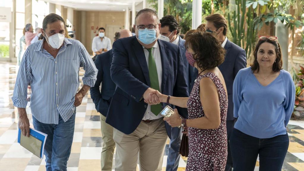 El consejero de Sanidad, Alejandro Vázquez, inaugura la jornada 'Estrategia de prevención de la conducta suicida en Castilla y León' dirigida a los medios de comunicación. En la imagen junto al anterior consejero de Sanidad, Antonio María Sáez Aguado al comienzo de las Jornadas