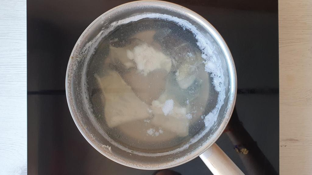 Caldo rápido con las pieles del pescado