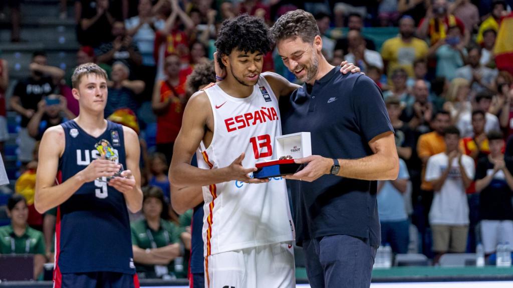 Izan Almansa recoge el MVP del Mundial sub17 junto a Pau Gasol