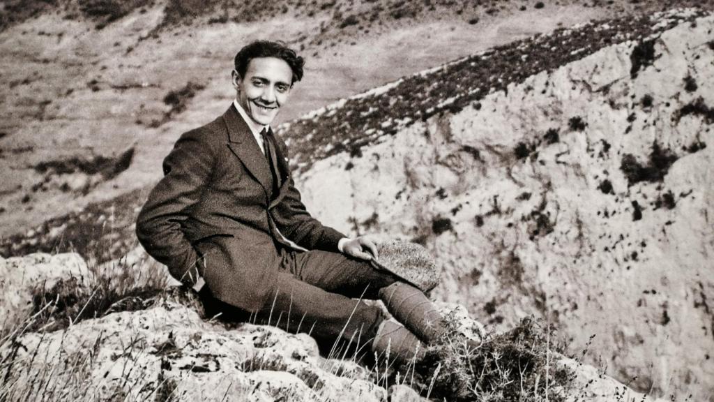 Fotografía de Ramón J. Sender con la que se inicia la exposición del Instituto Cervnates