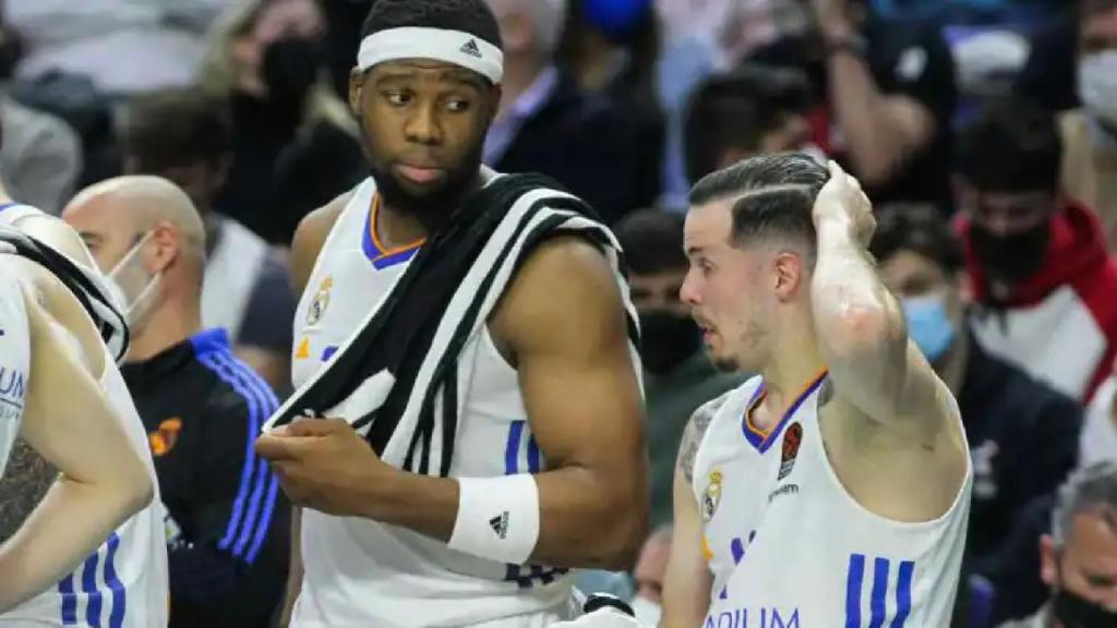 Trey Thompkins y Thomas Heurtel en el banquillo del Real Madrid.