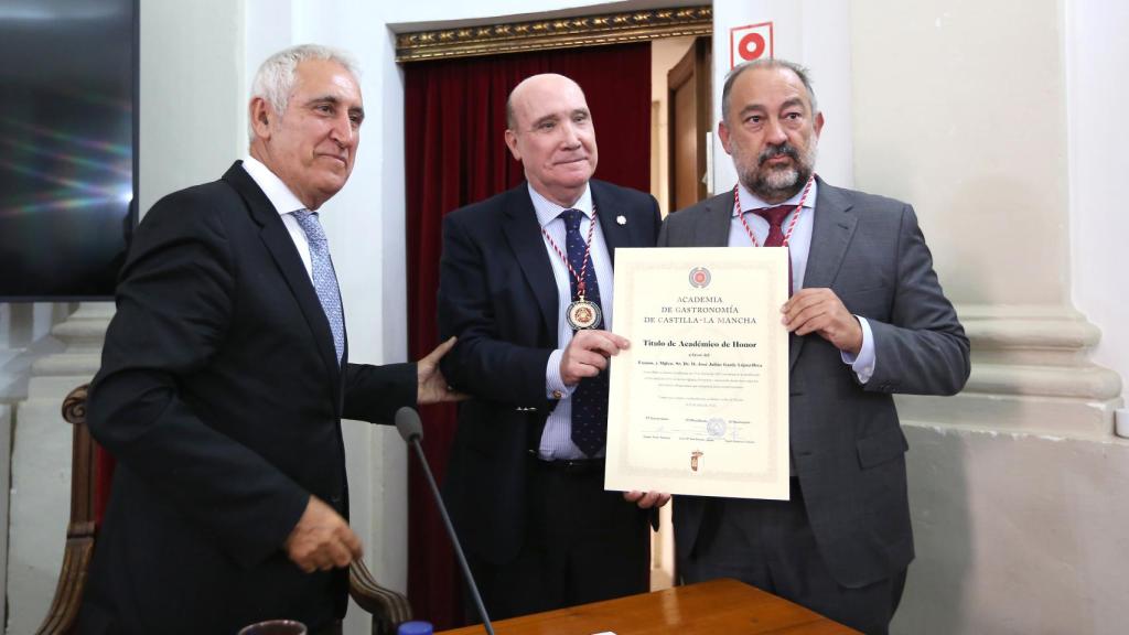 Julián Garde toma posesión como académico de honor. / Foto: Óscar Huertas.