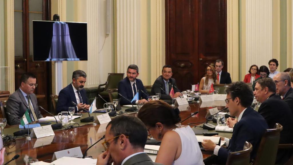 El Consejero de Agricultura, Desarrollo Rural y Agua Francisco Martínez Arroyo durante la conferencia.