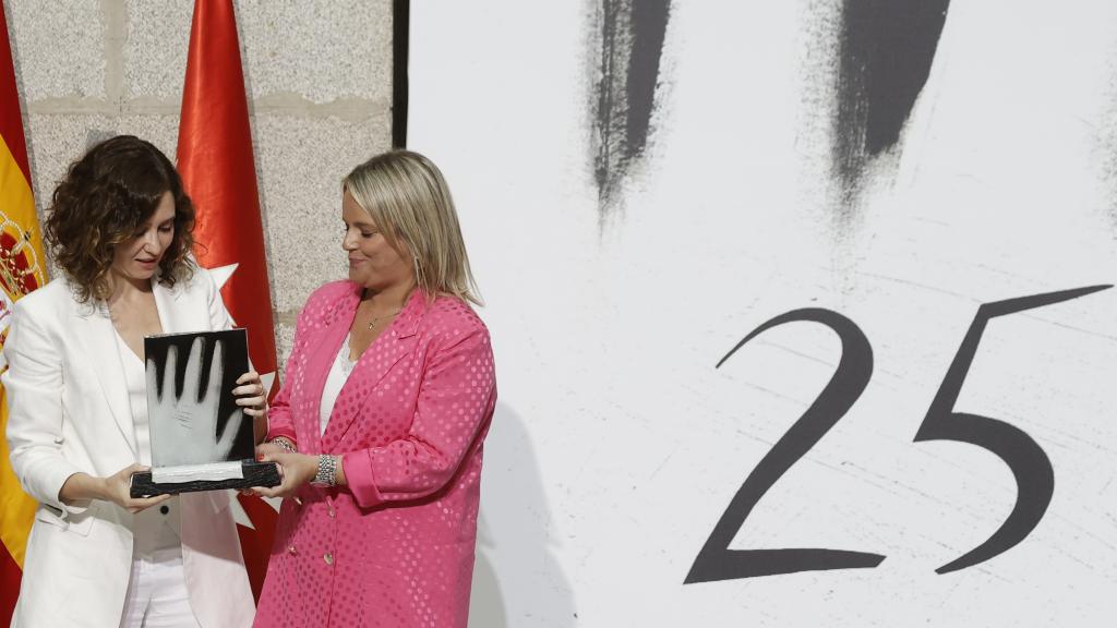 Isabel Díaz Ayuso recibe de manos de Marimar Blanco un premio a la convivencia.