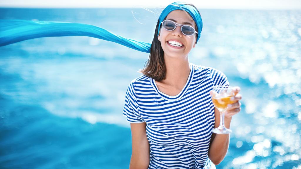 Usar un pañuelo a modo de diadema es cómodo, bonito y protege el pelo.