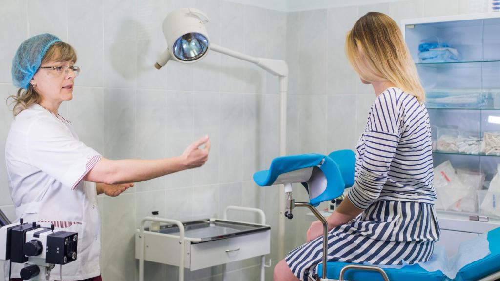 Una adolescente en la consulta de una ginecóloga.