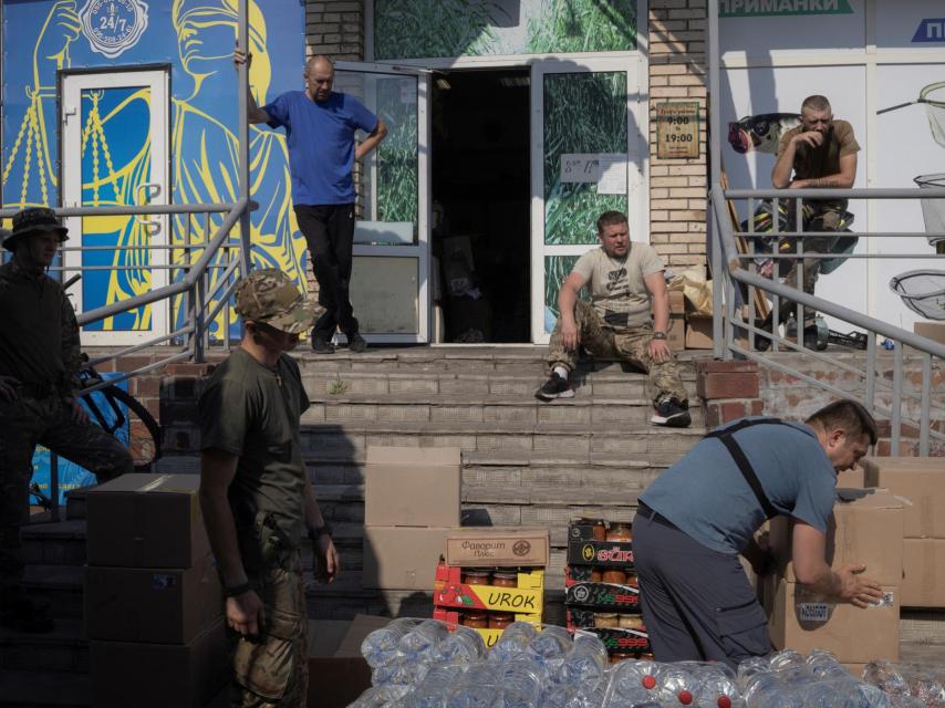 Soldados y civiles ucranianos distribuyen ayuda humanitaria en Sloviansk.