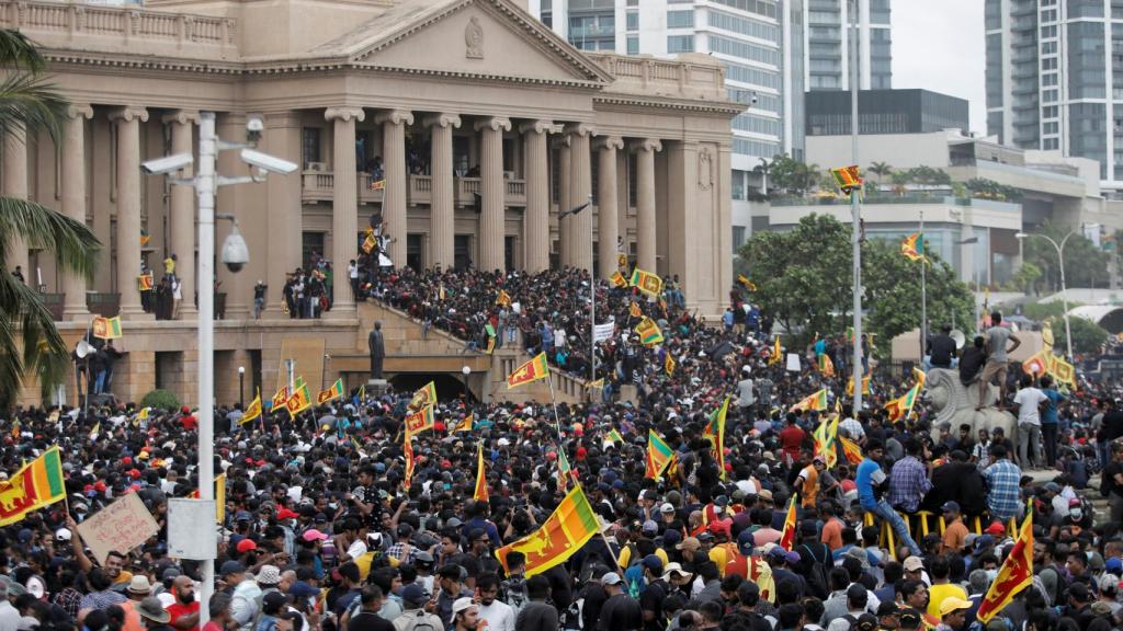 Los manifestantes protestan en la Secretaría Presidencial, después de que el presidente Gotabaya Rajapaksa huyera, en Colombo.