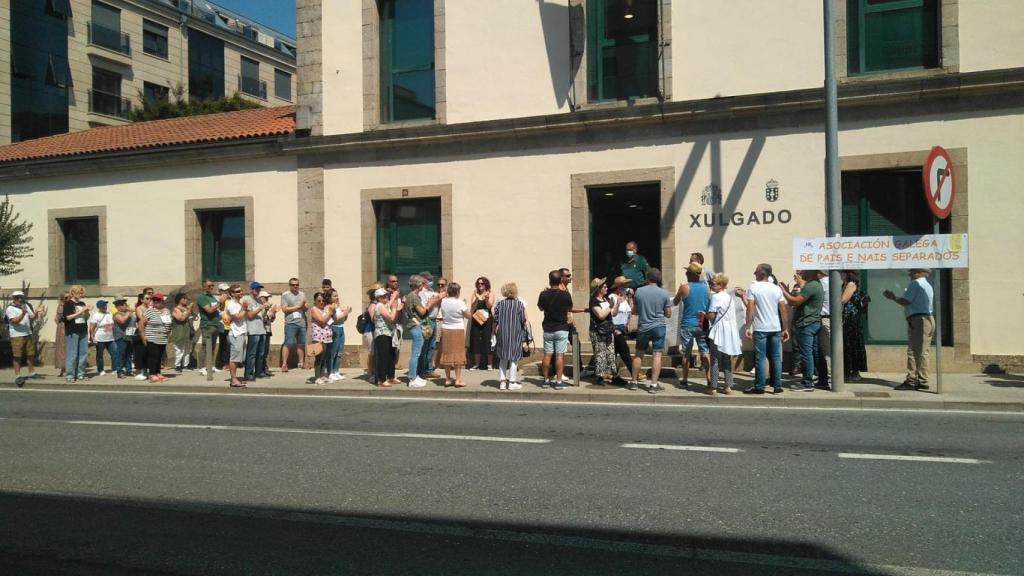 Asociación de Pais e Nais Separados apoya en Arzúa a Carlos Varela