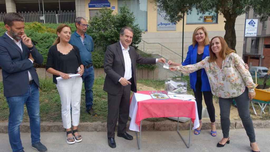 El alcalde y las concelleiras Yolanda Aguiar y Nuria Rodríguez, durante el acto simbólico de colocación de la primera piedra.