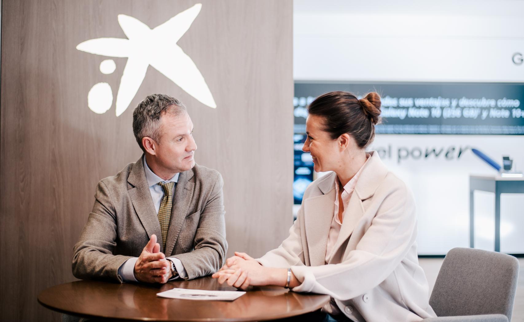 Interior de una oficina de CaixaBank