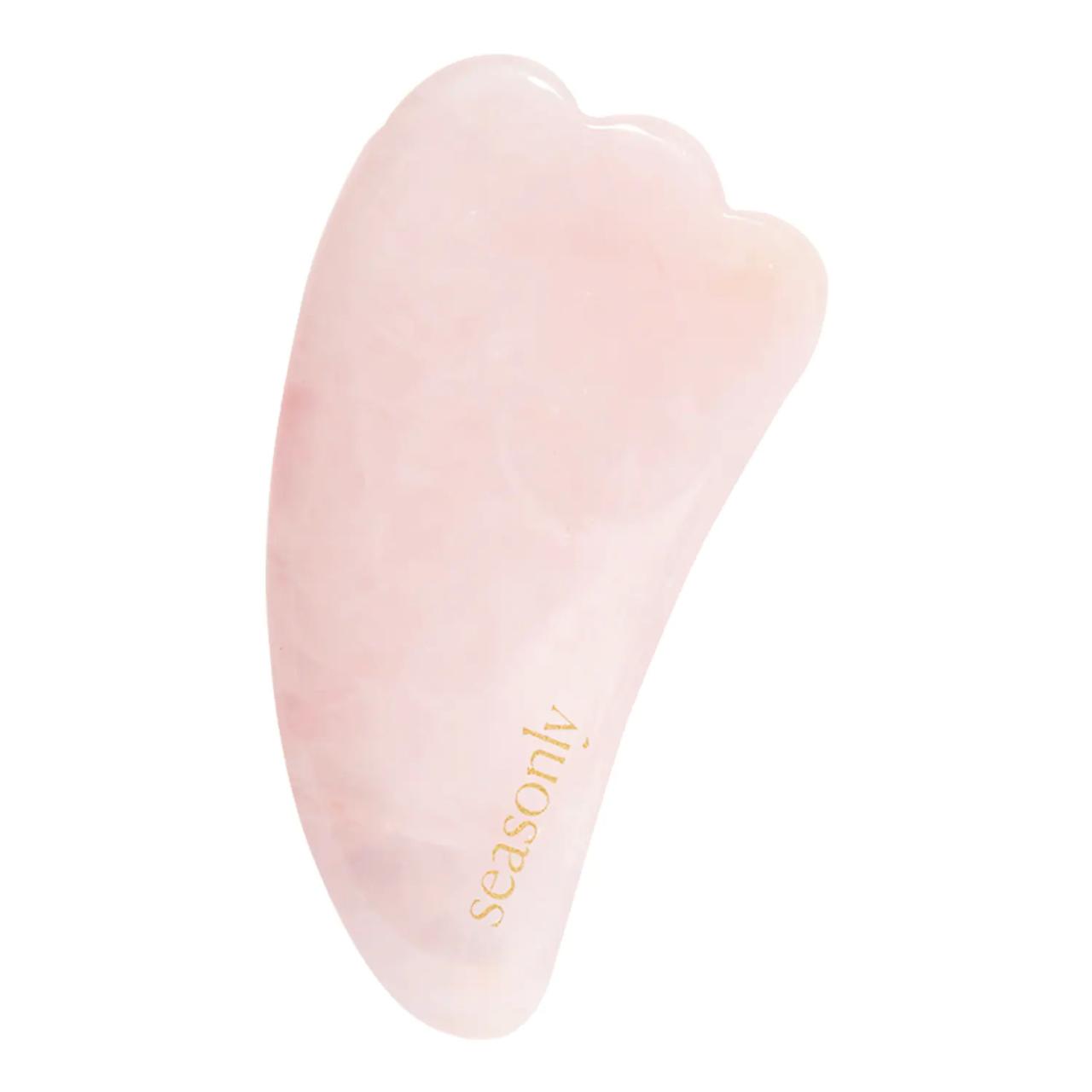 Gua Sha en Cuarzo Rosa de la marca Seasonly.