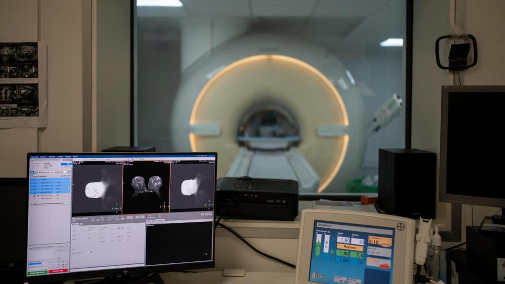Aparato de resonancias para mamas de la Clínica Anderson.