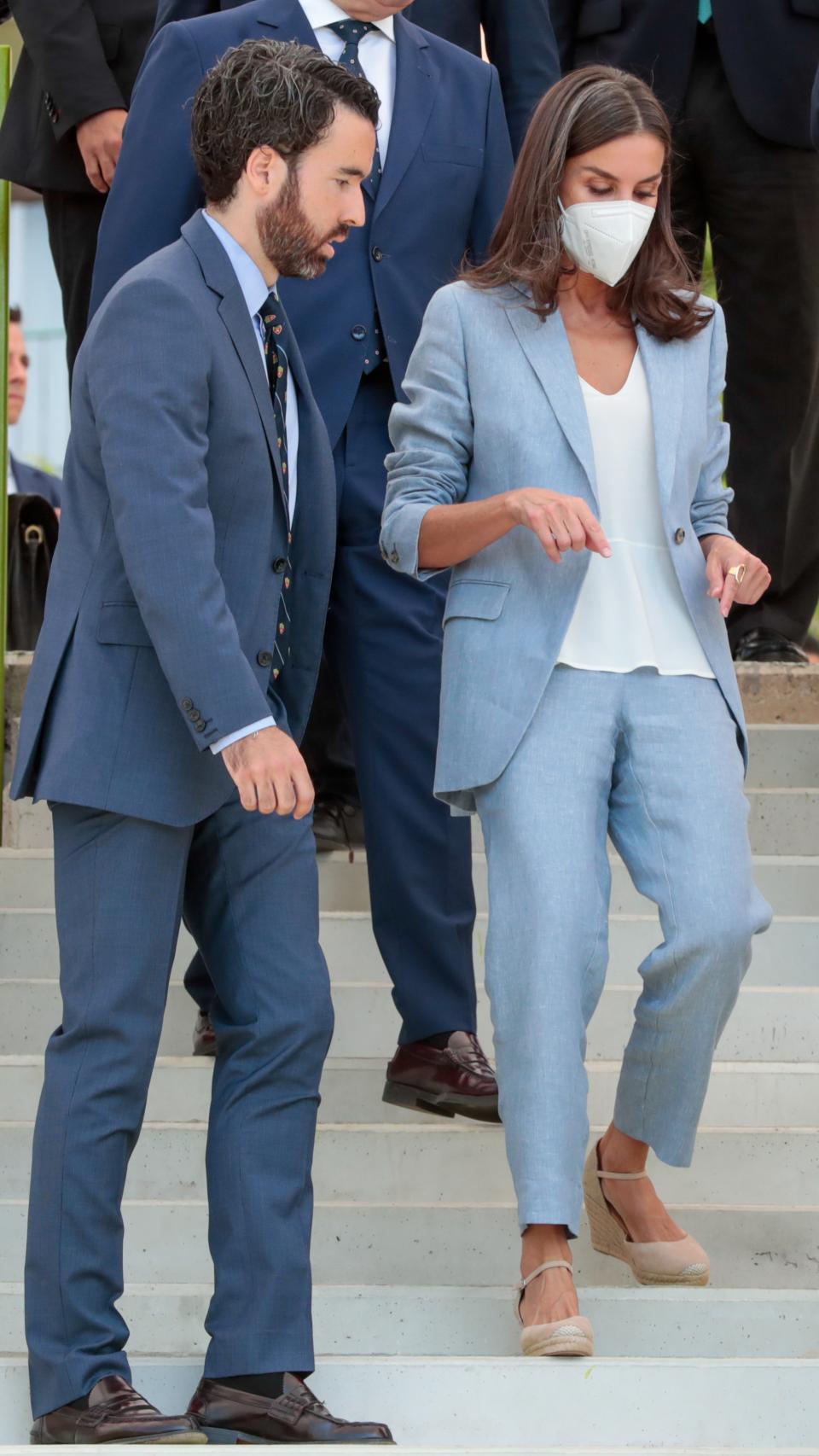 La reina Letizia con un traje de chaqueta de Adolfo Domínguez.