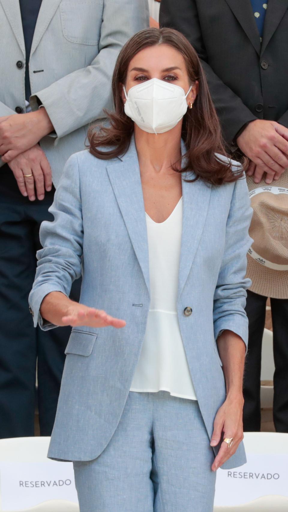 La reina Letizia pide calma con su mano derecha a los periodistas que estaban cubriendo el acto.