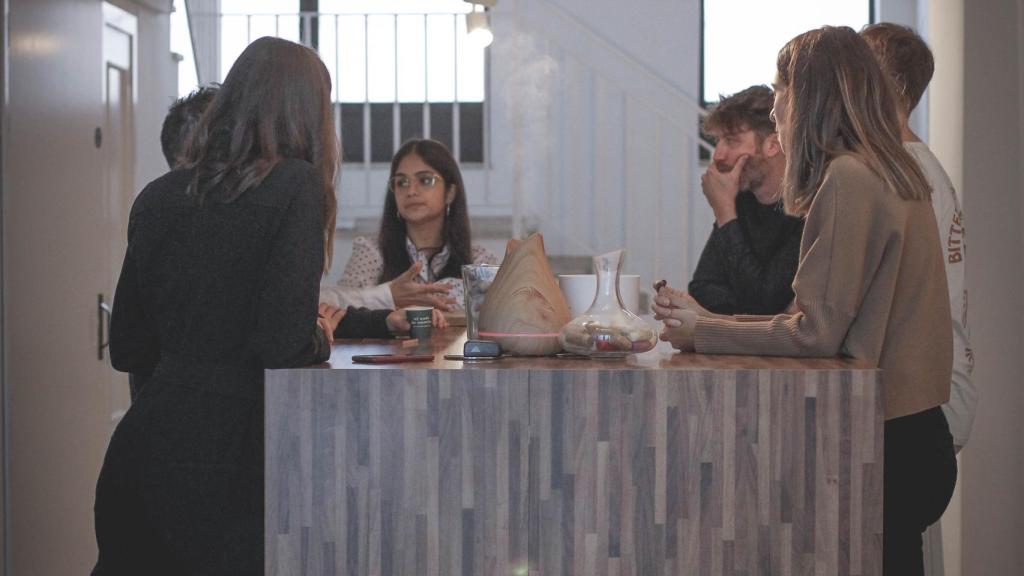 La plantilla del estudio Brandsummit reunida en su sede de Valencia.