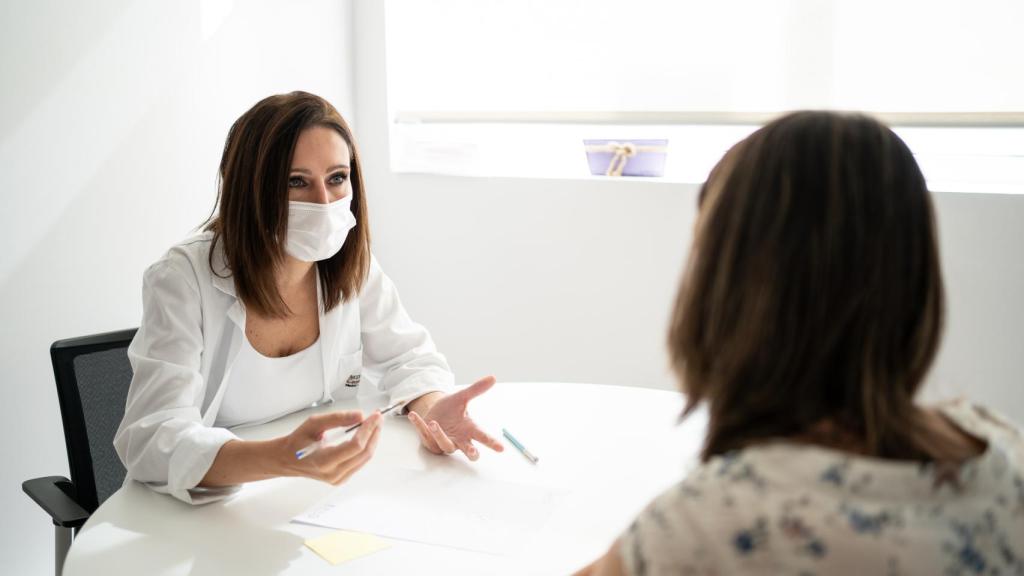 Silvia Pérez hablando con una paciente.