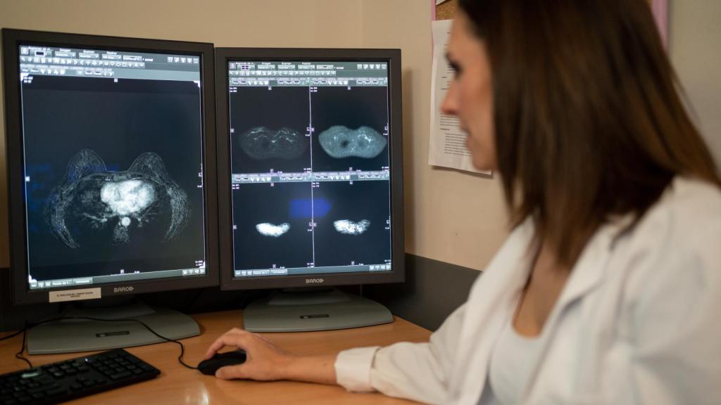 Silvia Pérez, viendo una imagen de mama.