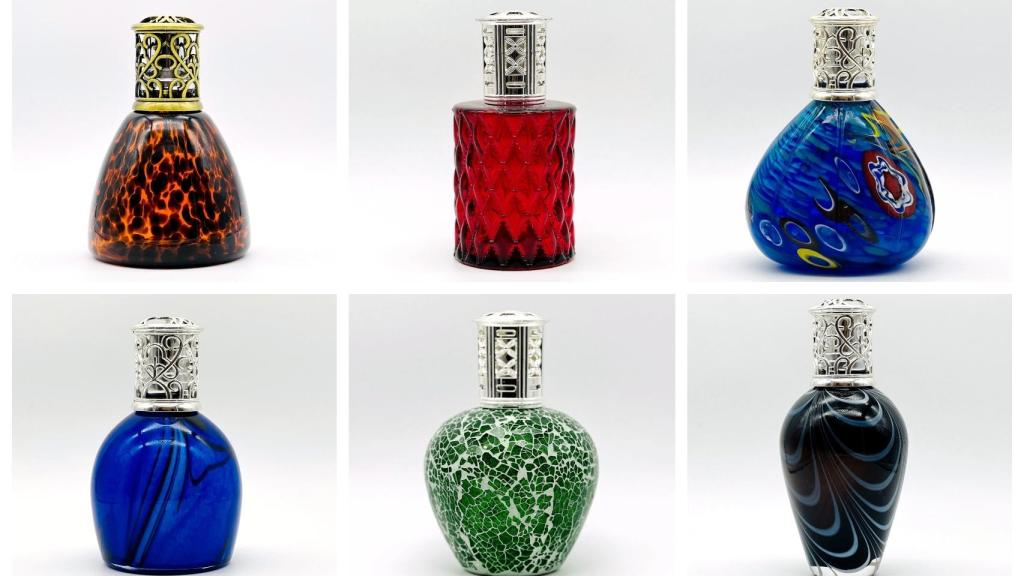 De izquierda a derecha y de arriba a abajo, en la fotografía puedes ver los modelos de  Lamp Bue Animal Print - Ámbar Pirámide (45€), Cocó Roja (45€), Premium - Fantasy (65€), Marmolada (45€), Gaudí Verde (45€) y Vulcano Negra Líneas (65€).