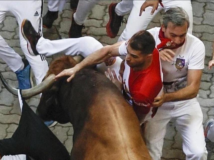 Diego Ortega, a la derecha de la imagen, en el encierro de San Fermín del día 11.
