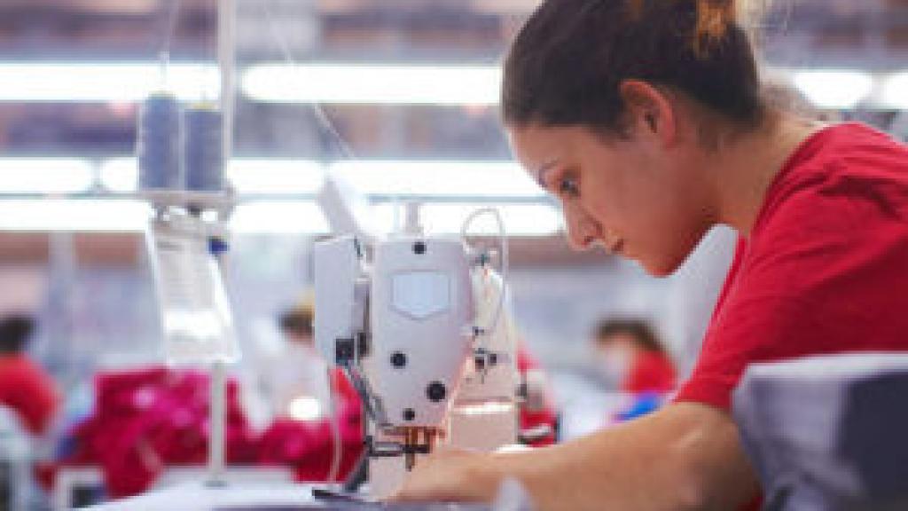 Una alumna en la FP de calzado.