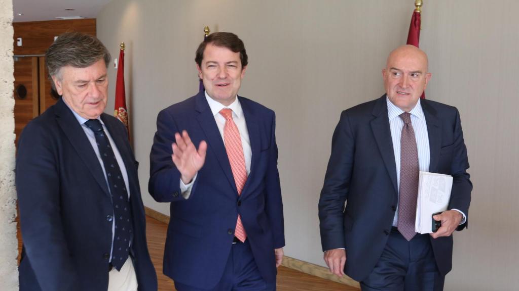 Alfonso Fernández Mañueco junto a Francisco Vázquez y Jesús Julio Carnero. Fotografía: Rubén Cacho / ICAL