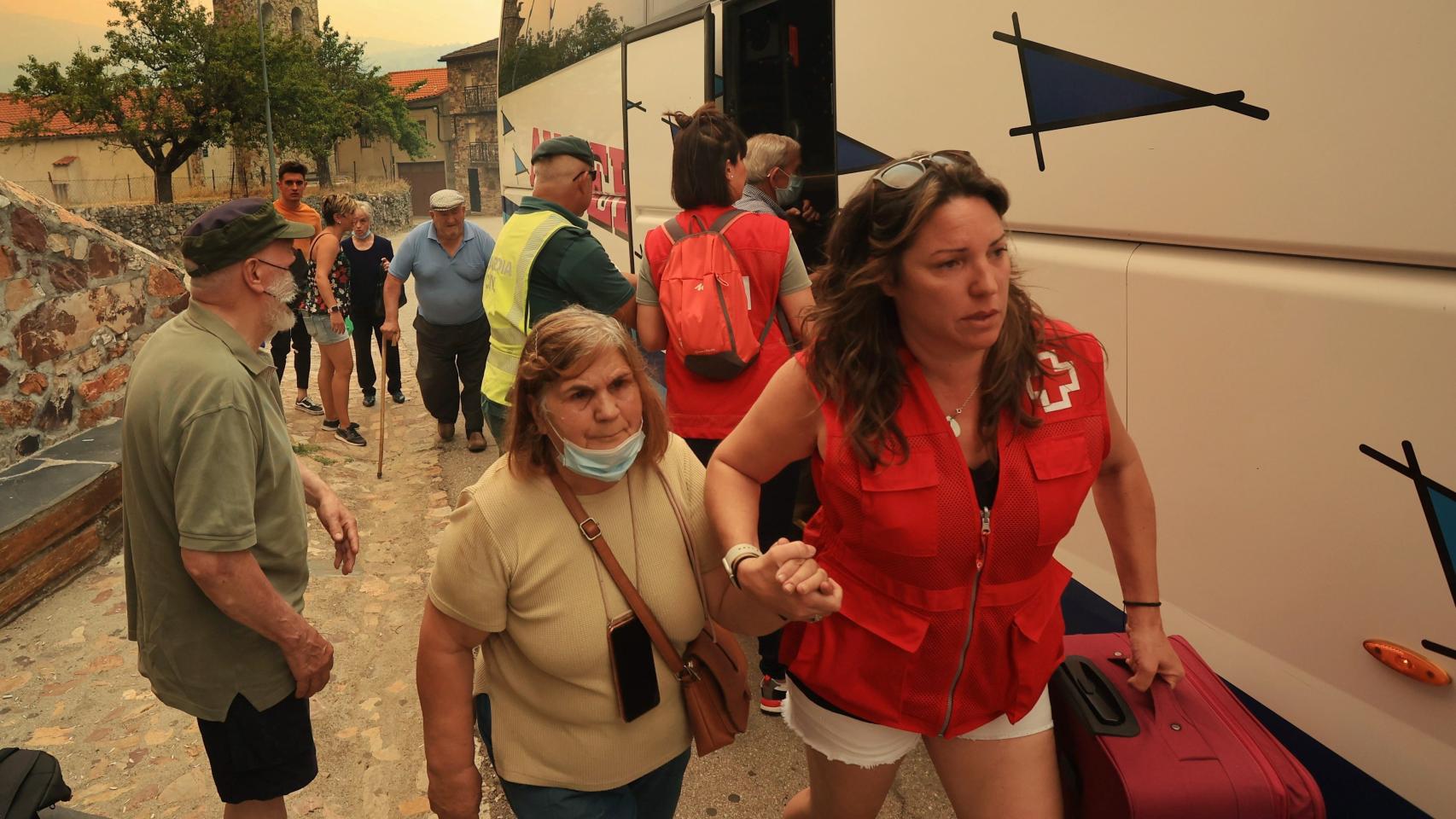 Imágenes del desalojo de Monsagro por el incendio forestal