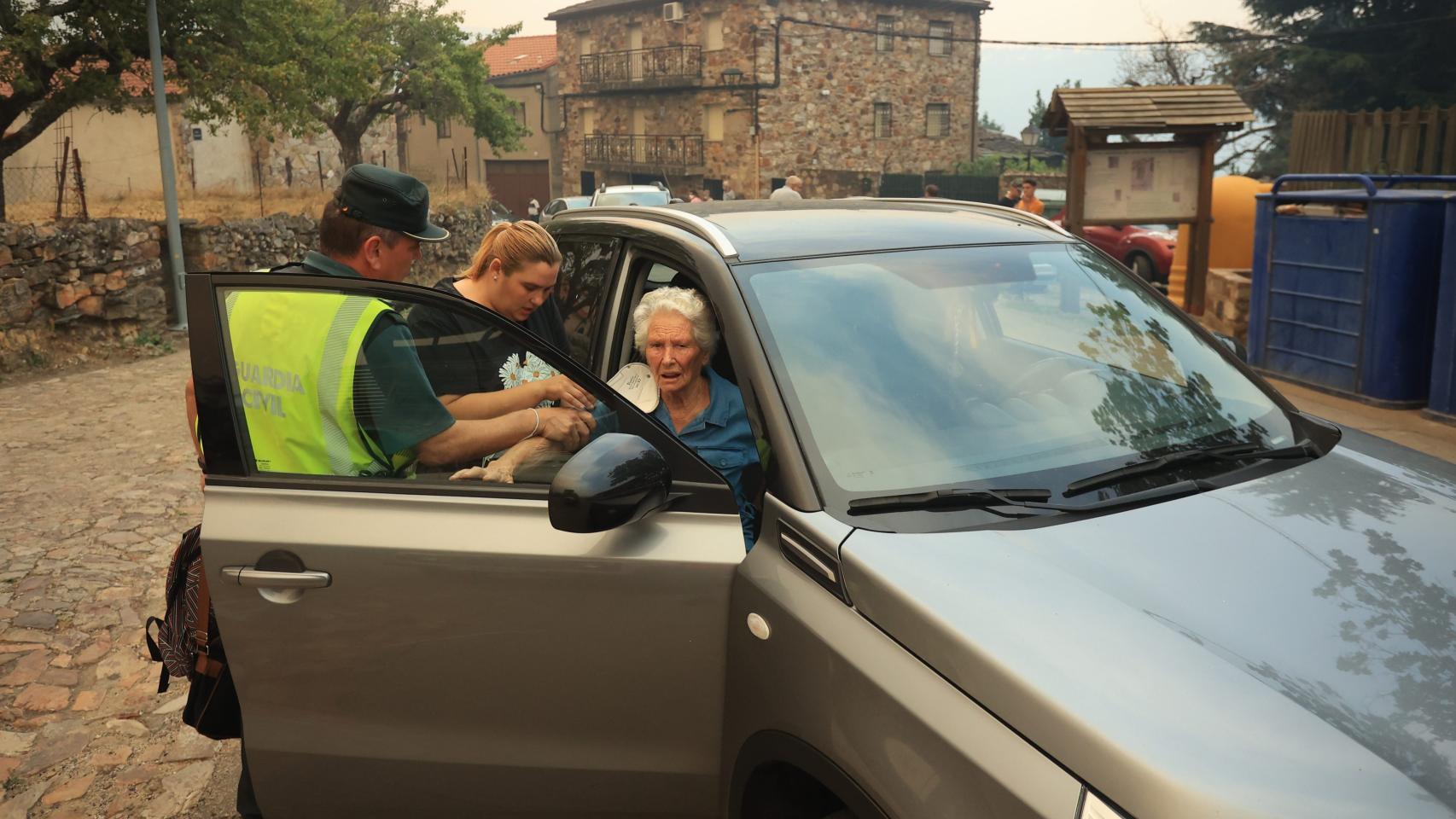 Imágenes del desalojo de Monsagro por el incendio forestal