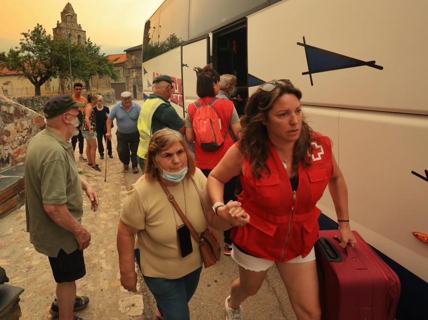 La voracidad del incendio obliga a desalojar Monsagro