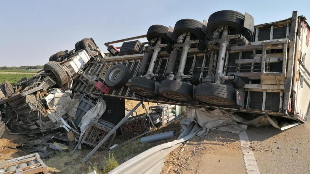 Un herido tras volcar con su camión en la A-6