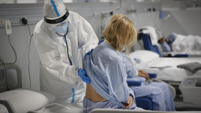 España multiplica por tres los ingresos hospitalarios por Covid-19.