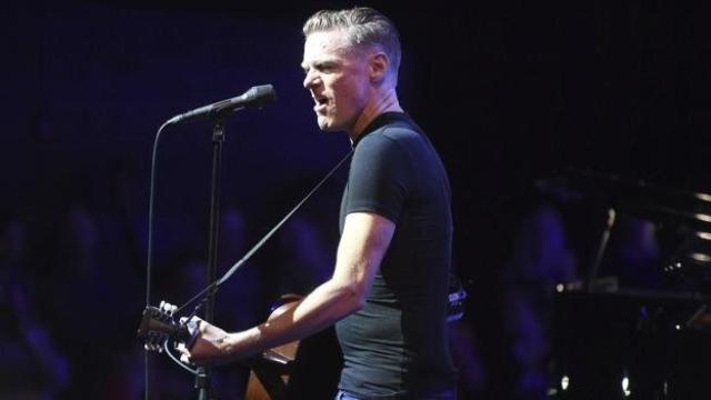 Bryan Adams durante una de sus actuaciones.