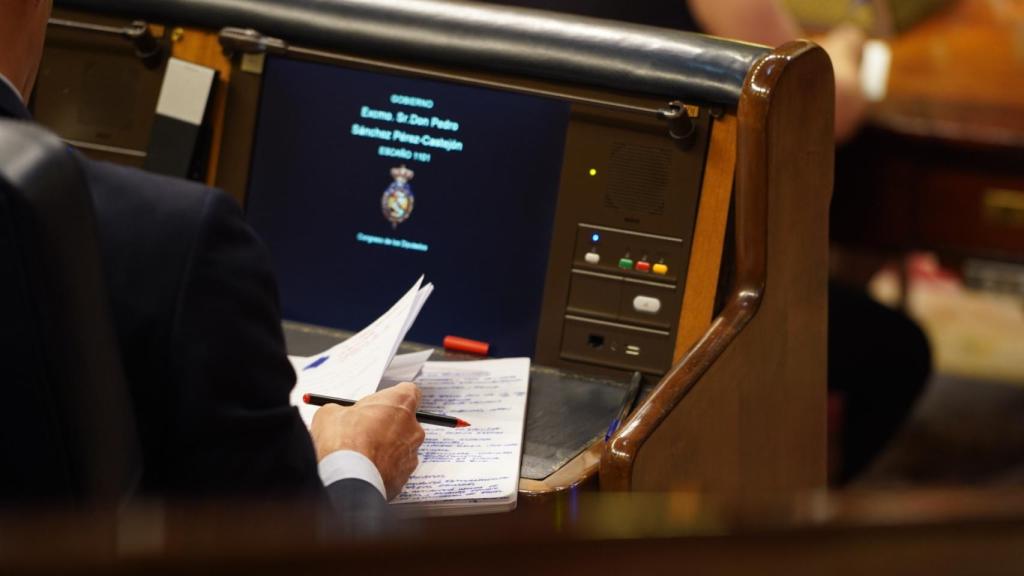 El escaño de Sánchez estuvo repleto de papeles y cuadernos en todo momento.
