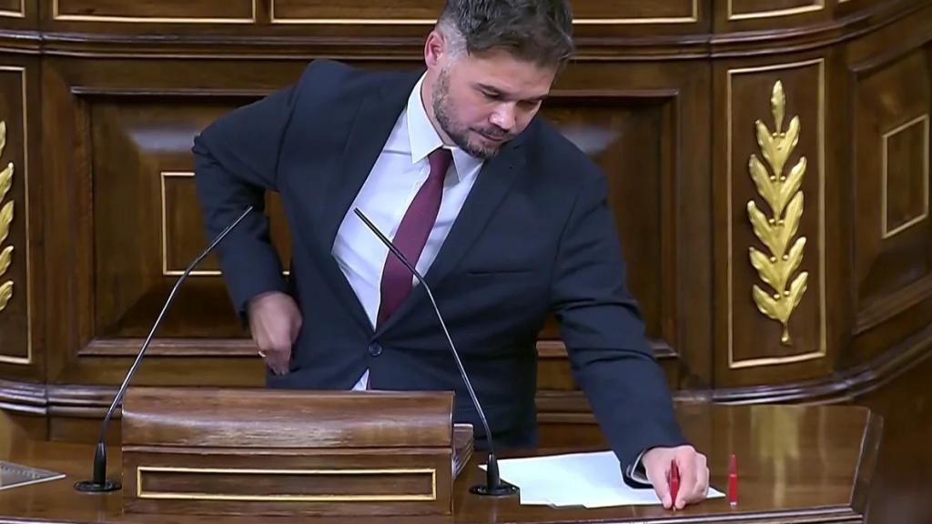 Rufián coloca unos casquillos de bala sobre el atril durante el Debate del estado de la Nación.