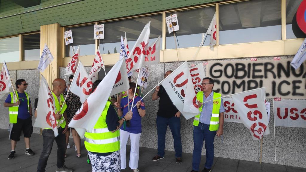 Concentración de USO en el aeropuerto de Adolfo Suarez Madrid-Barajas con motivo de la jornada de huelga de tripulantes de cabina de Ryanair.