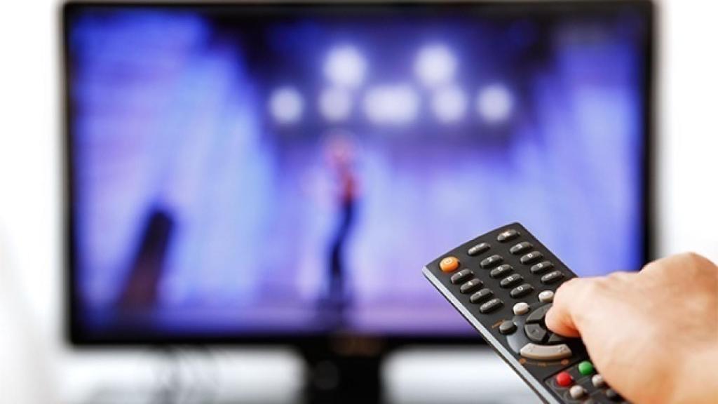 Imagen de un mundo apuntado a una pantalla de televisión.