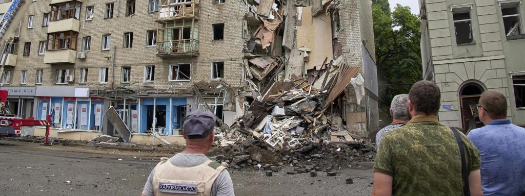 Los daños provocados por un misil en un edificio de Járkov.