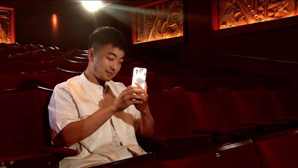 Carl Pei, CEO de Nothing grabando con el phone (1)