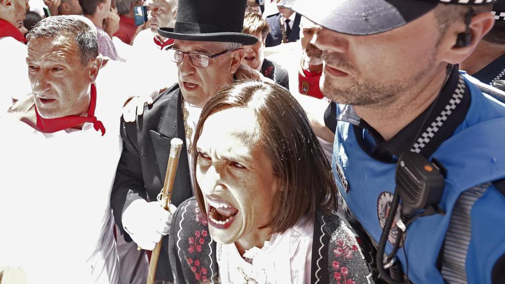 El alcalde de Pamplona Enrique Maya y la concejal de Navarra Suma María Echavarri en la calle Curia durante los incidentes.