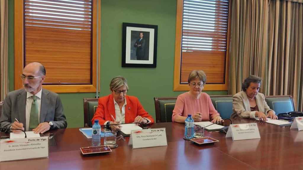 El presidente del Puerto de Vigo, Jesús Vázquez Almuíña; la conselleira do Mar, Rosa Quintana; la secretaria general de Pesca, Alicia Villauriz; y la responsable de Economía Azul de Puertos del Estado, Marta de la Hoz.