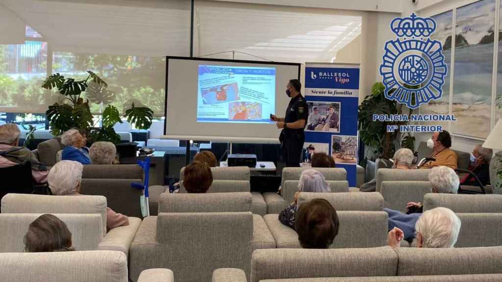 Imagen de una de las charlas de la Policía Local en un centro de mayores.