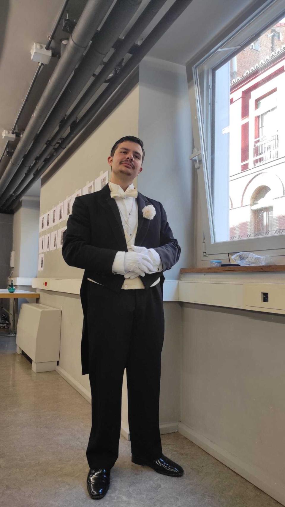 Miguel Ángel Conde antes de salir a actuar en la Traviata de Verdi