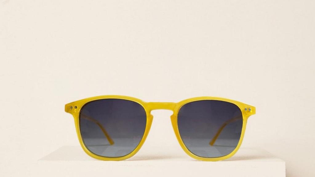 La firma apuesta por modelos unisex en carey, verde botella, azul o amarillo.