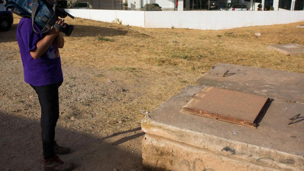 Imagen de la alcantarilla donde ha sido hallado el cadáver de la mujer.