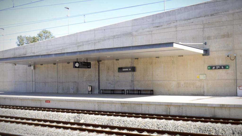 Andén de la estación Sanabria AV.
