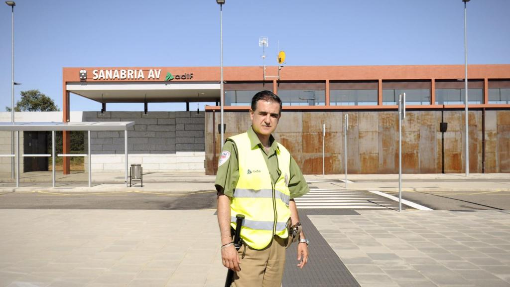 Javier, guardia de seguridad en la estación.